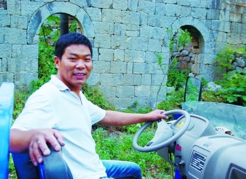 思考：公司老板独居深山开荒种地 住窑洞做现代陶渊明